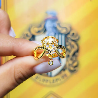 Hufflepuff: Cup of Helga & Golden Tiara Yüzüğü